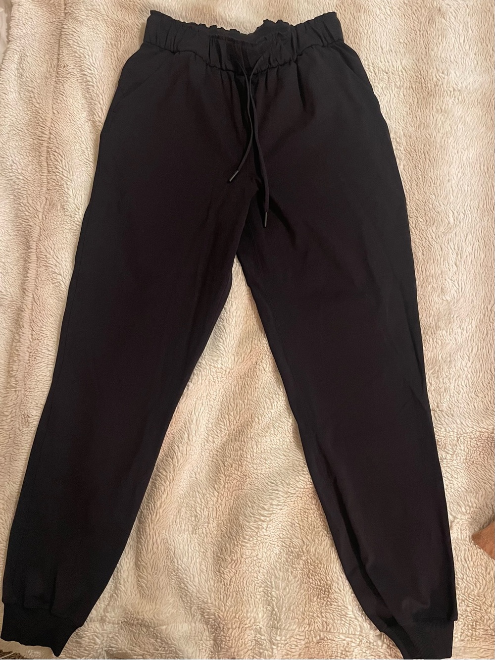 Women’s Lululemon “on the fly” jogger